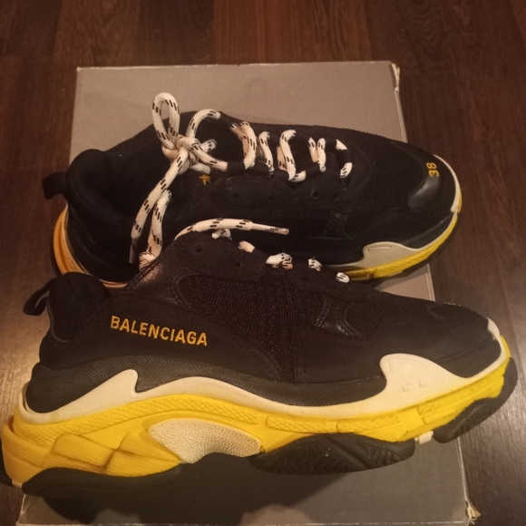 Sneakers - Picture 2 of 7